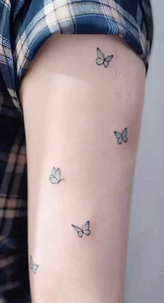 Tatuaje varias mariposas a color brazo