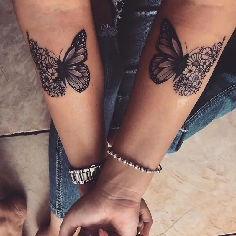 Mariposa y flores en brazo