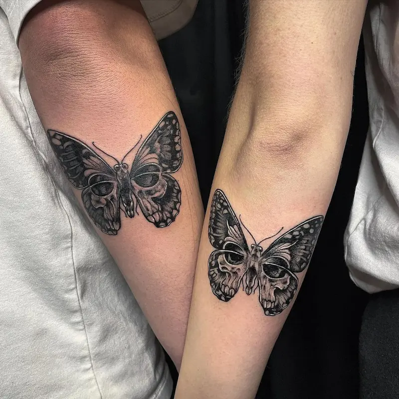 Tatuajes de mariposa calavera en brazo