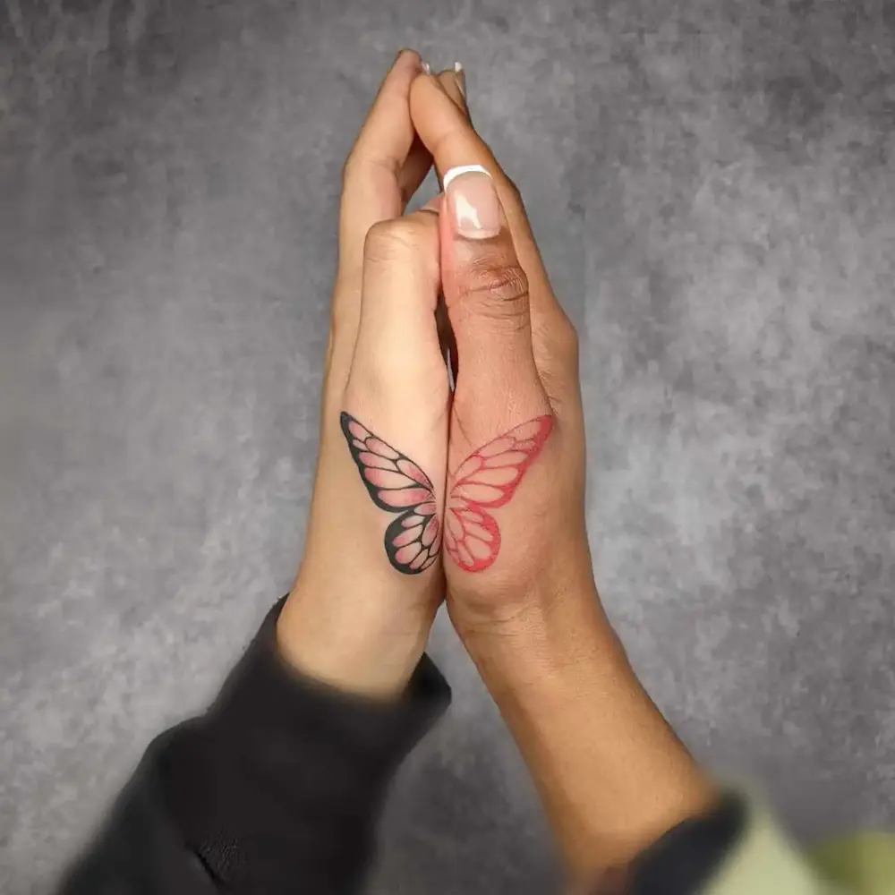 Tatuajes mariposas para parejas en manos a color
