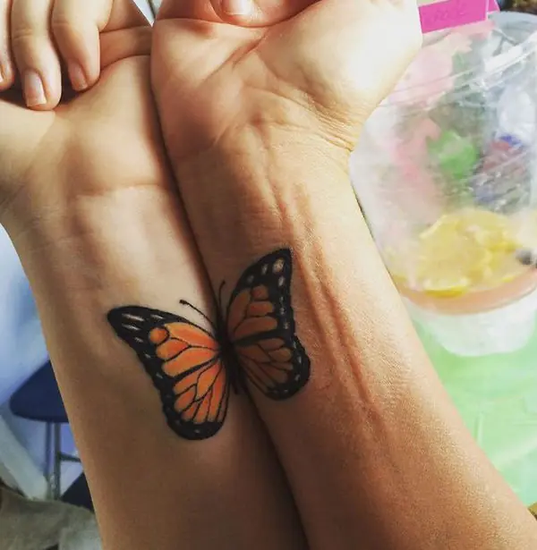 Tatuaje inspiración mariposa para parejas en muñeca