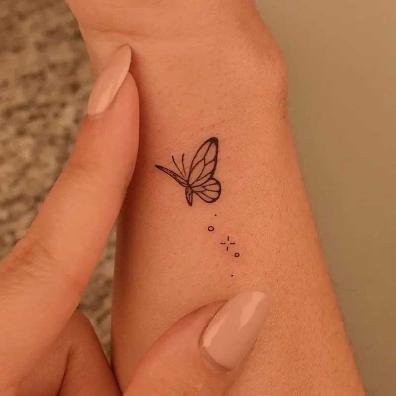 Tattoo mariposa minimalista