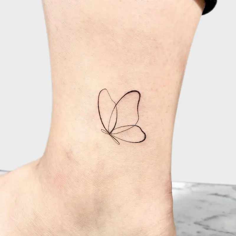 Tatuaje mariposa a linea fina