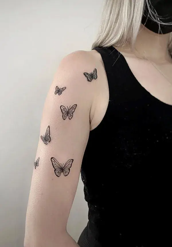 Tatuaje varias mariposas brazo